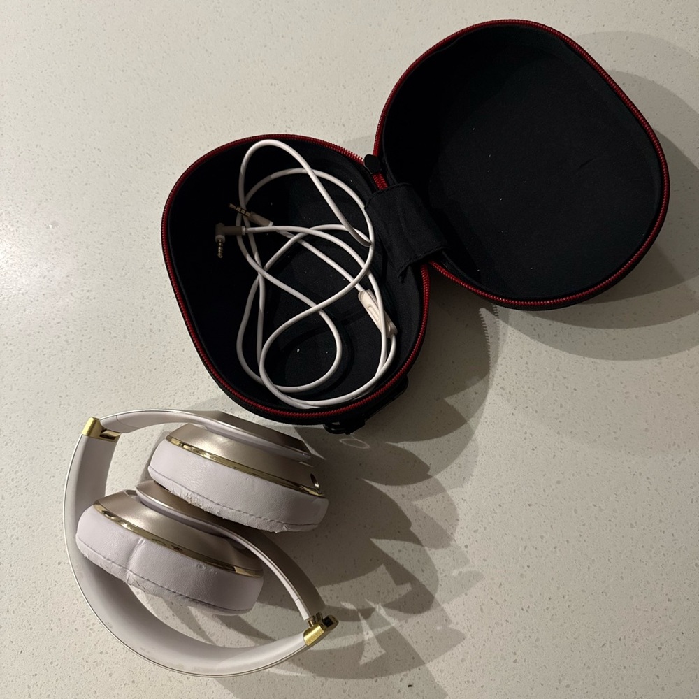 Beats by Dre Studio Over-Ear Headphones - Gold and White - Picture 5 of 5